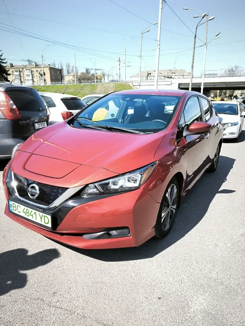 Nissan Leaf ВС 4841 YD Front left view