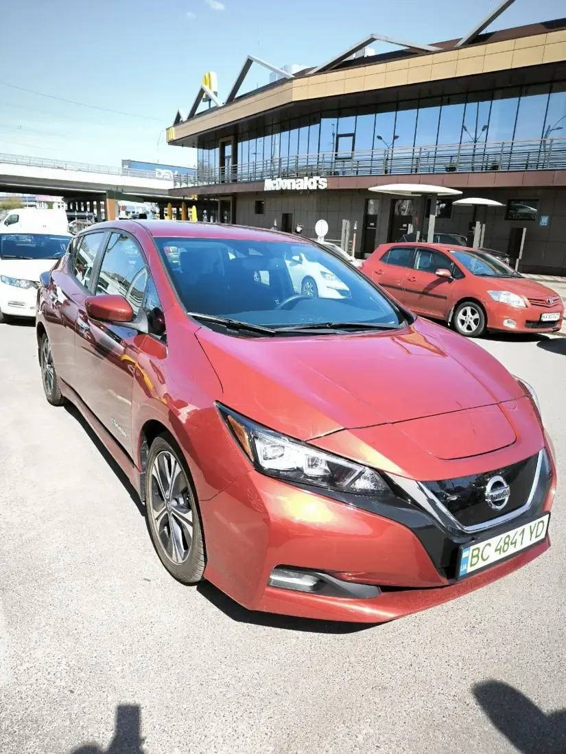 Nissan Leaf ВС 4841 YD Front right view