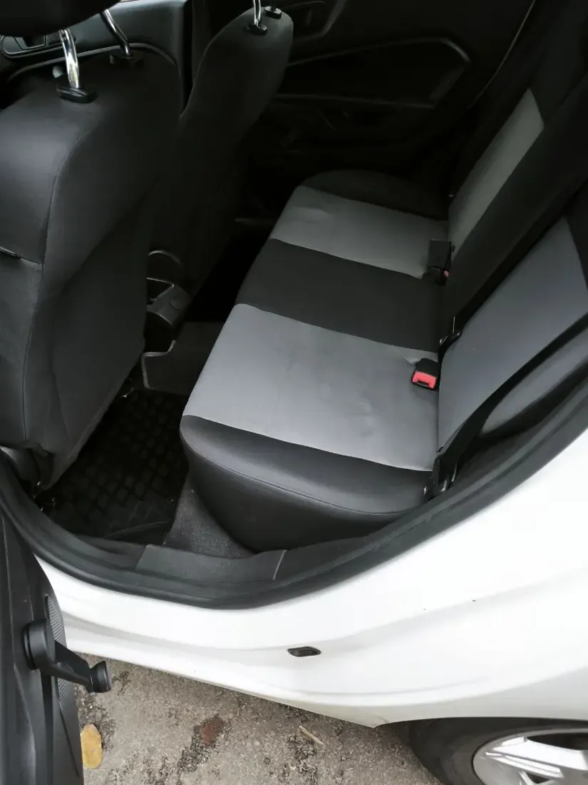 Ford Fiesta КА 4862 АМ Задні сидіння